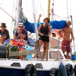 Die Crew der SY Kira freut sich sichtlich auf die Kanalpassage