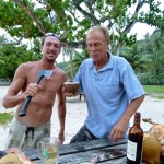 Pascal hat den Rum gerochen und kommt auch zum Strand gepaddelt.